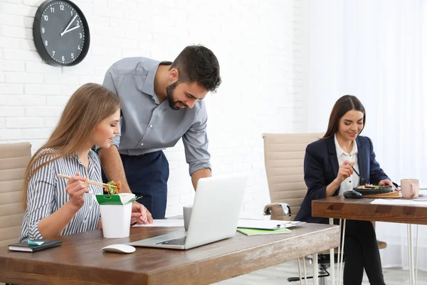 Ofis çalışanları işyerinde öğle yemeği. Food teslim — Stok fotoğraf