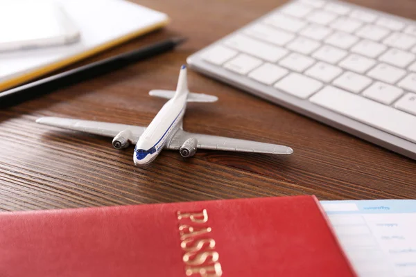 Composición con modelo de avión sobre mesa de madera. Concepto de agencia de viajes — Foto de Stock