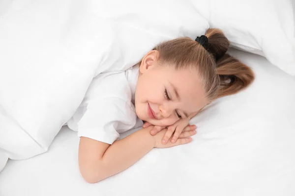 Красивая маленькая девочка спит в постели. Расписание сна — стоковое фото