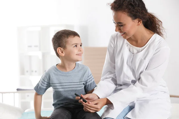 Dokter nemen patiënt van bloedmonster met lancet pen in het ziekenhuis. Diabetes control — Stockfoto