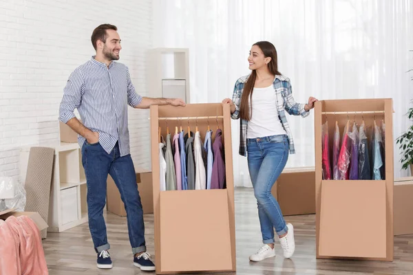 Junges Paar in der Nähe von Garderobenboxen zu Hause — Stockfoto