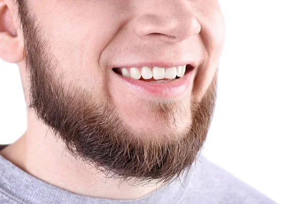Jovem com dentes saudáveis sorrindo no fundo branco, close-up — Fotografia de Stock