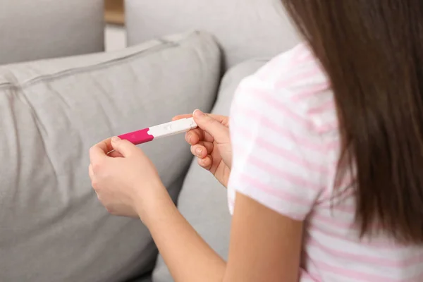 Młoda kobieta z wewnątrz, test ciążowy zbliżenie. Ginekologia i poród — Zdjęcie stockowe