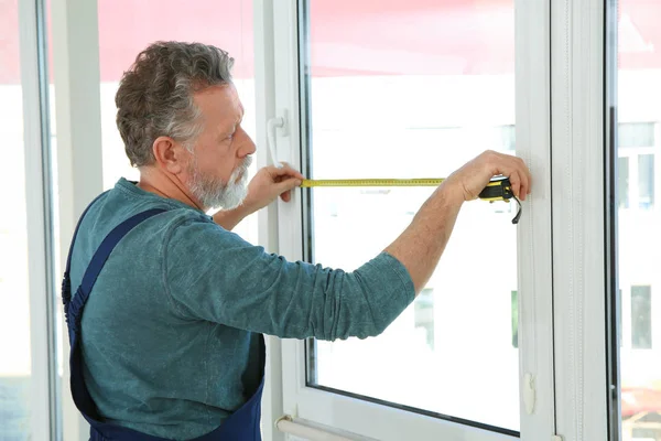 Сервисный человек измерительное окно для установки в помещении — стоковое фото