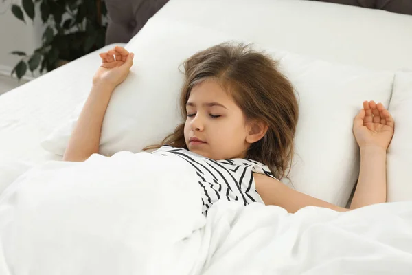Carino bambina che dorme nel letto di comfort — Foto Stock