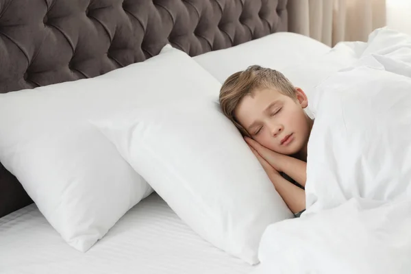 Aranyos fáradt fiú alszik kényelmes ágy — Stock Fotó