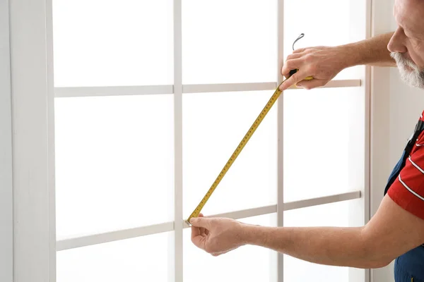 Службовець вимірювальний вікно для установки в приміщенні — стокове фото