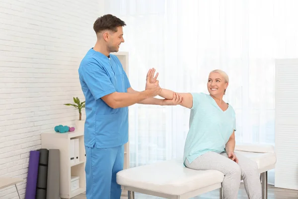 Fisioterapista che lavora con il paziente in clinica. Terapia di riabilitazione — Foto Stock