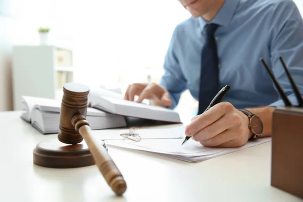 Notaris werken met papieren en rechter hamer op tafel, close-up. Recht en justitie concept — Stockfoto