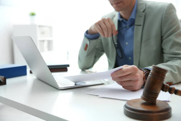 Notario trabajando en la mesa en la oficina, de cerca. Concepto de derecho y justicia —  Fotos de Stock