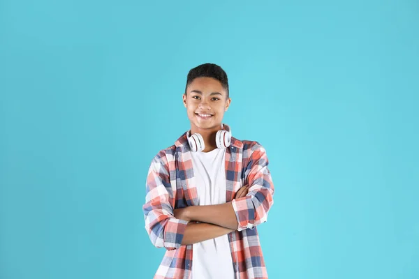 Portret van Afro-Amerikaanse tiener met koptelefoon op kleur achtergrond — Stockfoto