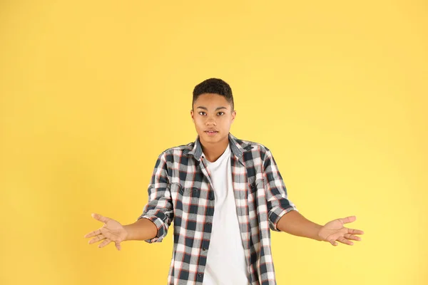 色背景に感情的なアフリカ系アメリカ人の 10 代の少年の肖像画 — ストック写真