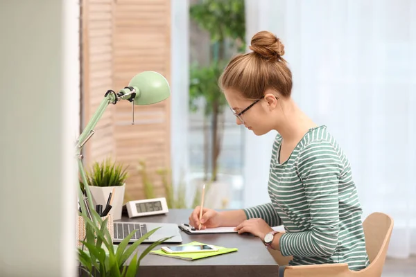 Vrij tienermeisje huiswerk aan tafel in de kamer — Stockfoto