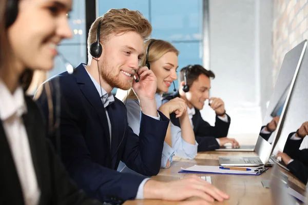 Team di supporto tecnico che lavora in uffici moderni — Foto Stock