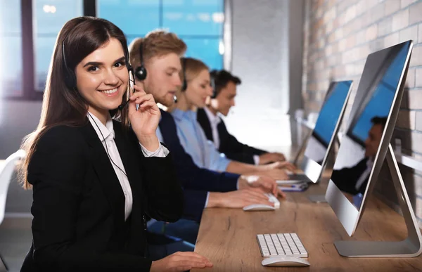 Technisches Support-Team arbeitet im modernen Büro — Stockfoto