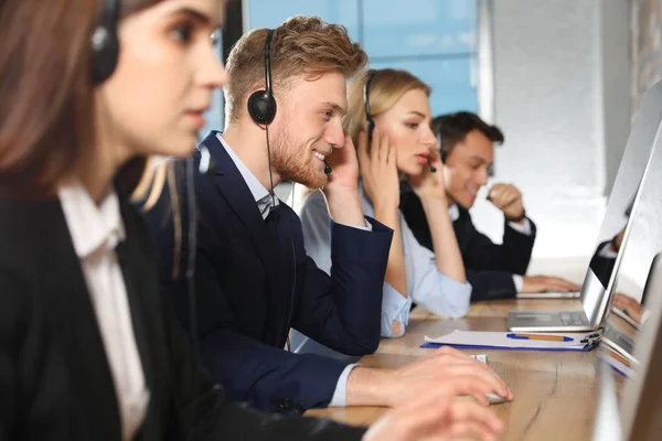 Team di supporto tecnico che lavora in uffici moderni — Foto Stock