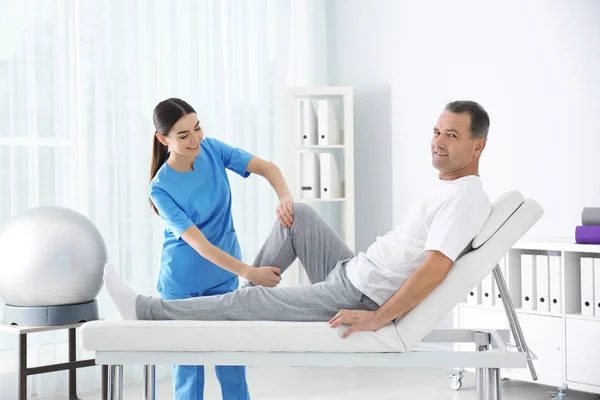 Läkare som arbetar med patienten på sjukhus. Rehabilitering sjukgymnastik — Stockfoto