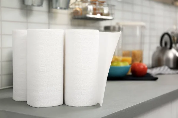 Rollos de toallas de papel sobre la mesa en la cocina, espacio para texto — Foto de Stock
