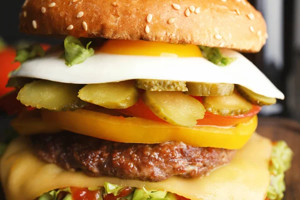 Closeup view of tasty burger with fried egg — Stock Photo, Image