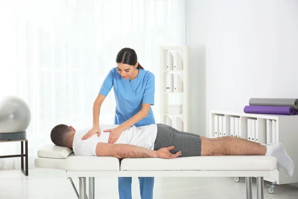 Läkare som arbetar med patienten på sjukhus. Rehabilitering massage — Stockfoto