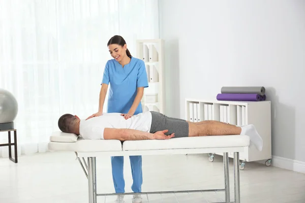 Lekarz praca z pacjentem w szpitalu. Rehabilitacja masaż — Zdjęcie stockowe