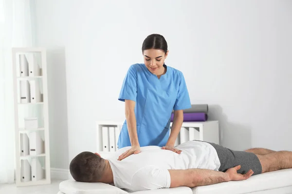 Arzt arbeitet mit Patient im Krankenhaus. Reha-Massage — Stockfoto