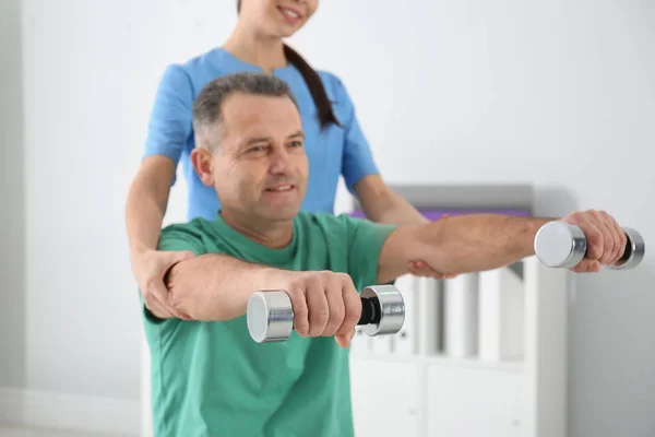 Médico a trabalhar com paciente no hospital. Exercícios de reabilitação — Fotografia de Stock