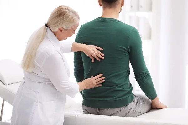 Csontkovács vizsgáló betegek hátfájás a klinikán — Stock Fotó