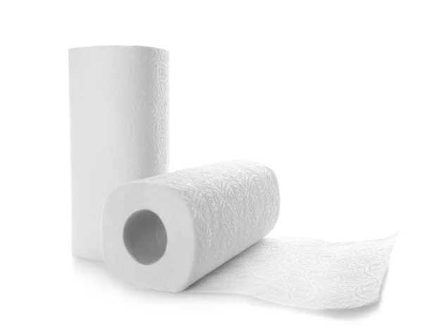 Рулони паперових рушників на білому тлі — стокове фото