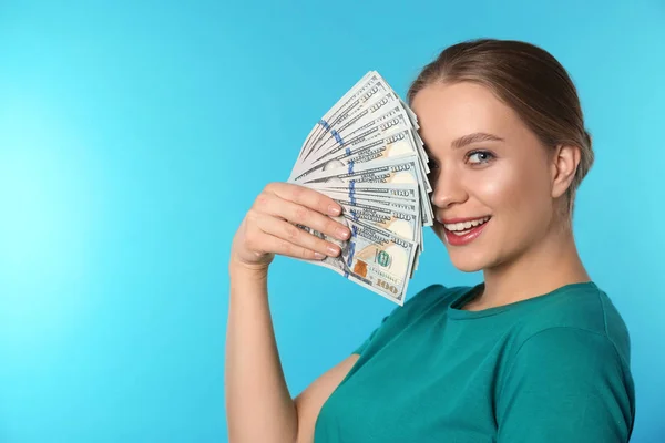 Retrato de una joven feliz con dinero en el fondo de color. Espacio para texto — Foto de Stock