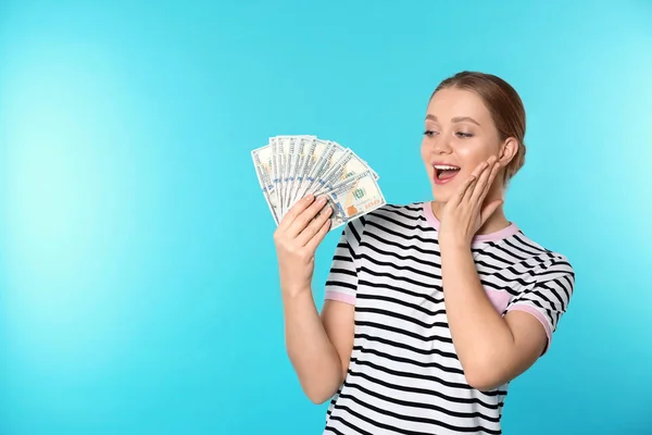 Retrato de mujer joven emocional con dinero en el fondo de color. Espacio para texto — Foto de Stock
