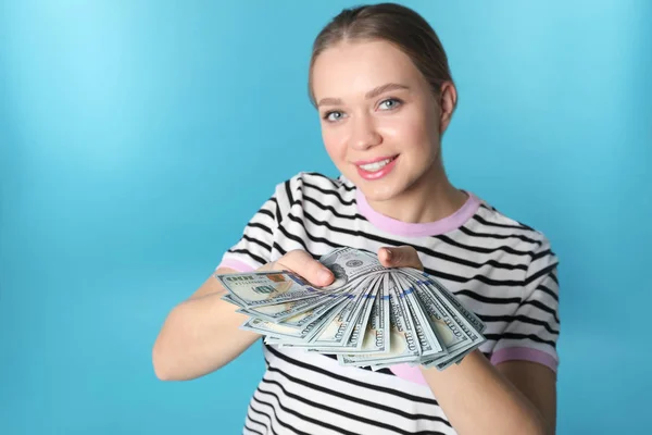 色の背景上のお金で幸せな若い女の肖像 — ストック写真