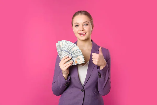Портрет счастливой молодой предпринимательницы с деньгами на цветном фоне — стоковое фото