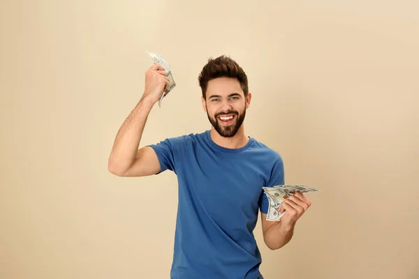 Retrato de joven feliz con dinero en el fondo de color —  Fotos de Stock