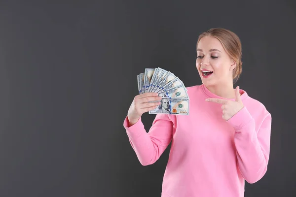 Gri arka plan üzerinde para ile duygusal genç kadın portresi. Metin için yer — Stok fotoğraf