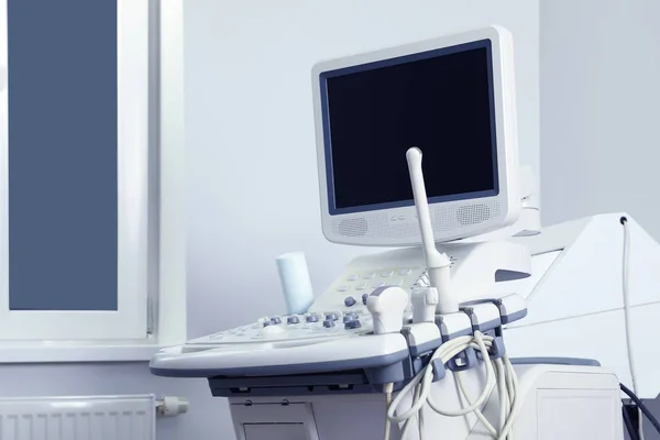 Modernes Ultraschallgerät im Büro. Diagnoseverfahren — Stockfoto