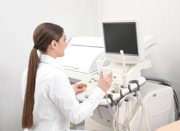 Professioneller Sonograph mit modernem Ultraschallgerät in Klinik — Stockfoto