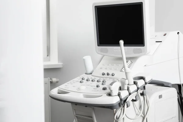 Moderna ultraljudsmaskinen i office. Diagnostikteknik — Stockfoto