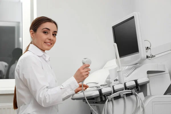 Sonógrafo profesional que utiliza una moderna máquina de ultrasonido en la clínica —  Fotos de Stock