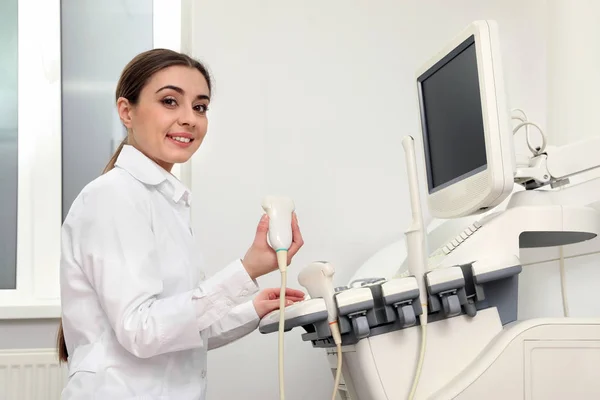 Professional sonographer using modern ultrasound machine in clinic — Stock Photo, Image