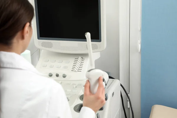 Professional sonographer using modern ultrasound machine in clinic — Stock Photo, Image