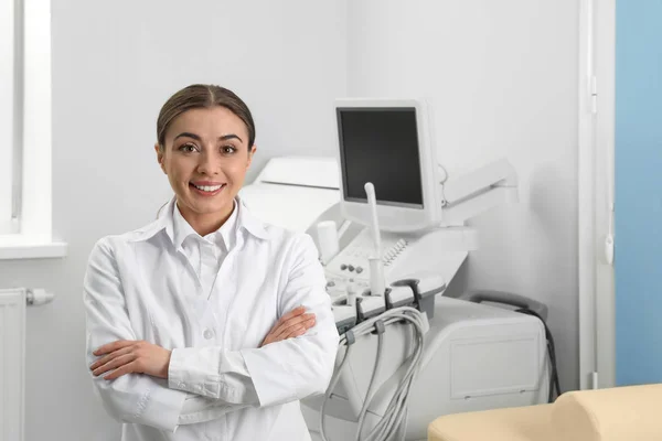 Modern ultrason makinesi Kliniği yakınındaki profesyonel radyolog — Stok fotoğraf