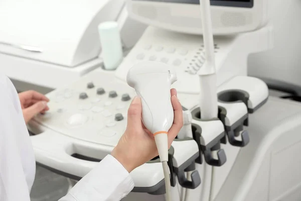 Professioneller Sonograph mit modernem Ultraschallgerät in der Klinik, Nahaufnahme — Stockfoto