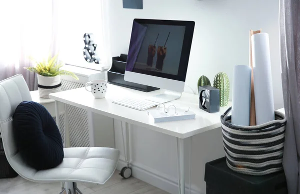 Cómodo lugar de trabajo con computadora en el escritorio en la oficina en casa —  Fotos de Stock