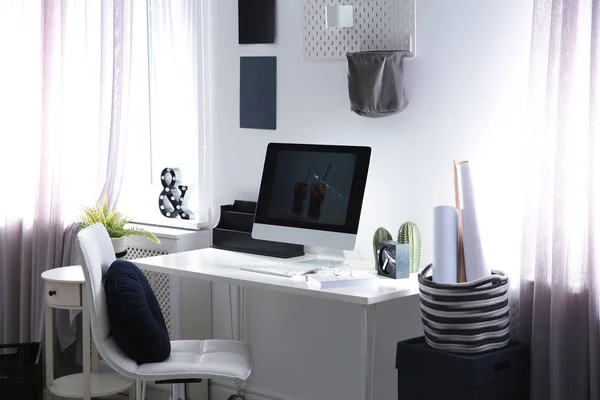 Удобное рабочее место с компьютером на столе в домашнем офисе — стоковое фото