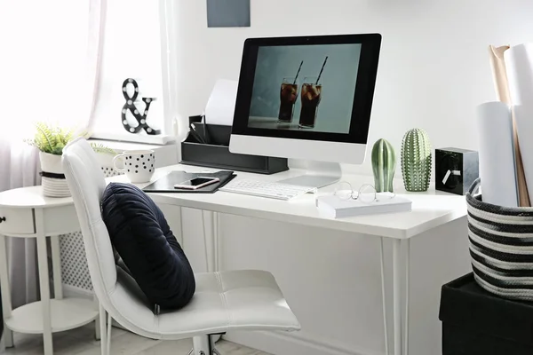 Άνετο χώρο εργασίας με υπολογιστή στο γραφείο στο γραφείο στο σπίτι — Φωτογραφία Αρχείου