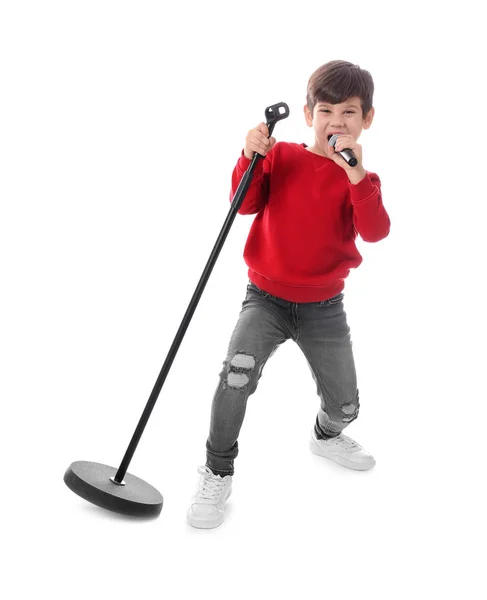 Bonito menino cantando em microfone no fundo branco — Fotografia de Stock