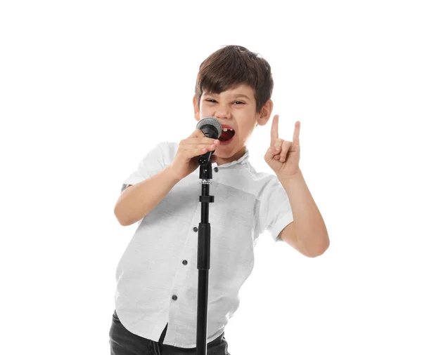 Söt liten pojke sjunga i mikrofon på vit bakgrund — Stockfoto