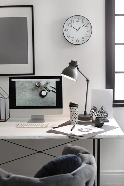 Eleganta arbetsplats med modern dator på skrivbord — Stockfoto