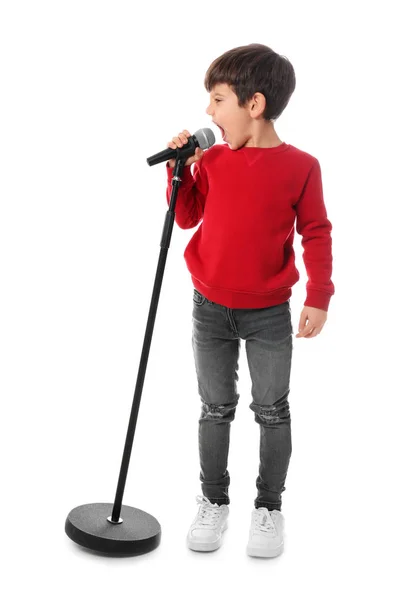 Mignon petit garçon chantant dans le microphone sur fond blanc — Photo